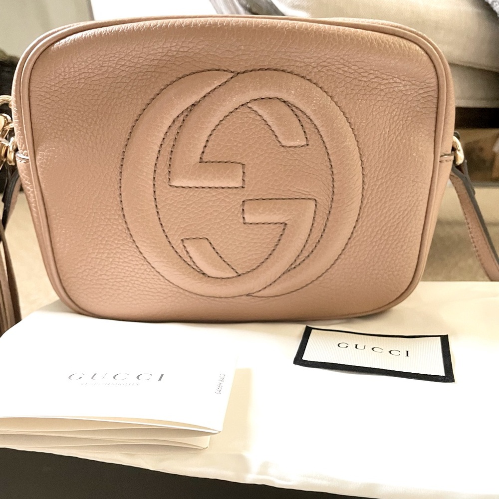 Gucci Pebbled Calfskin Small Soho Disco Bag Camelia.